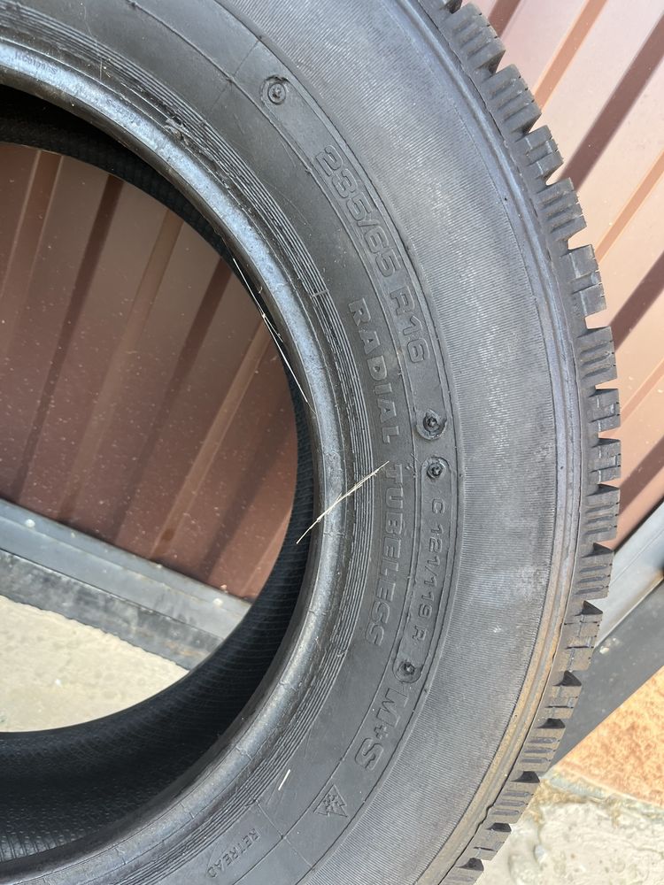 Продам зимню резину 235/65 r16c