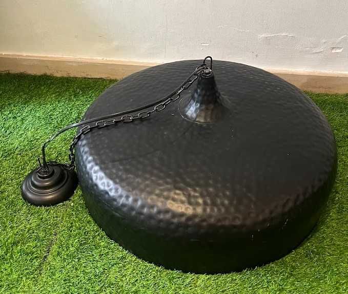 Candeeiro de teto em metal preto e dourado