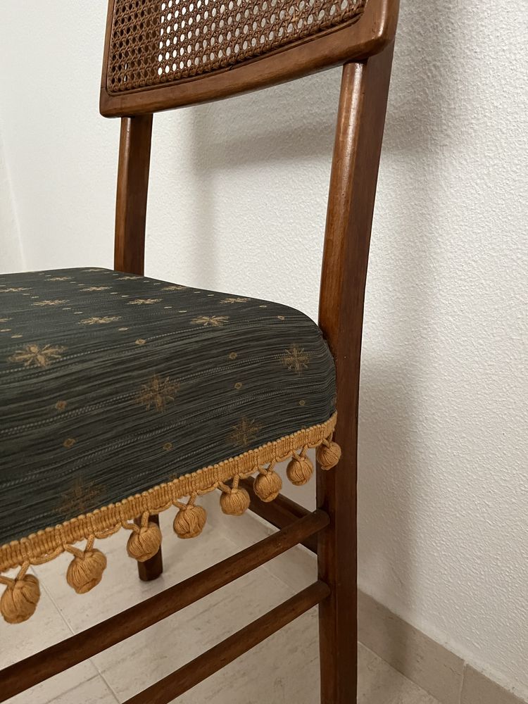 Cadeira vintage com assento almofadado