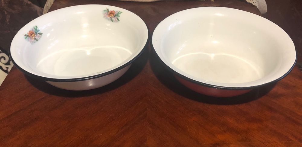 Посуд - кастрюлі, бідон, ковшик