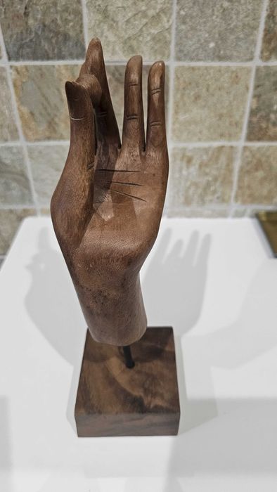 Mão suporte joias em madeira