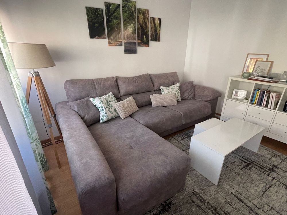 Sofá moderno com chaise longue, extensível e puffs incluídos!