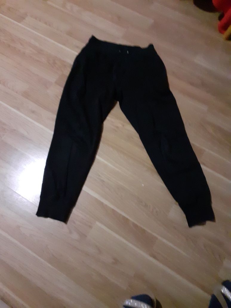 Spodnie dresowe czarne chłopięce bawełniane rozmiar 152 do 158