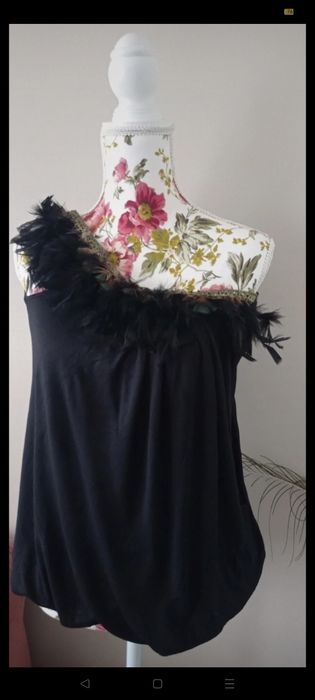 Top z piórami na ramię oasis