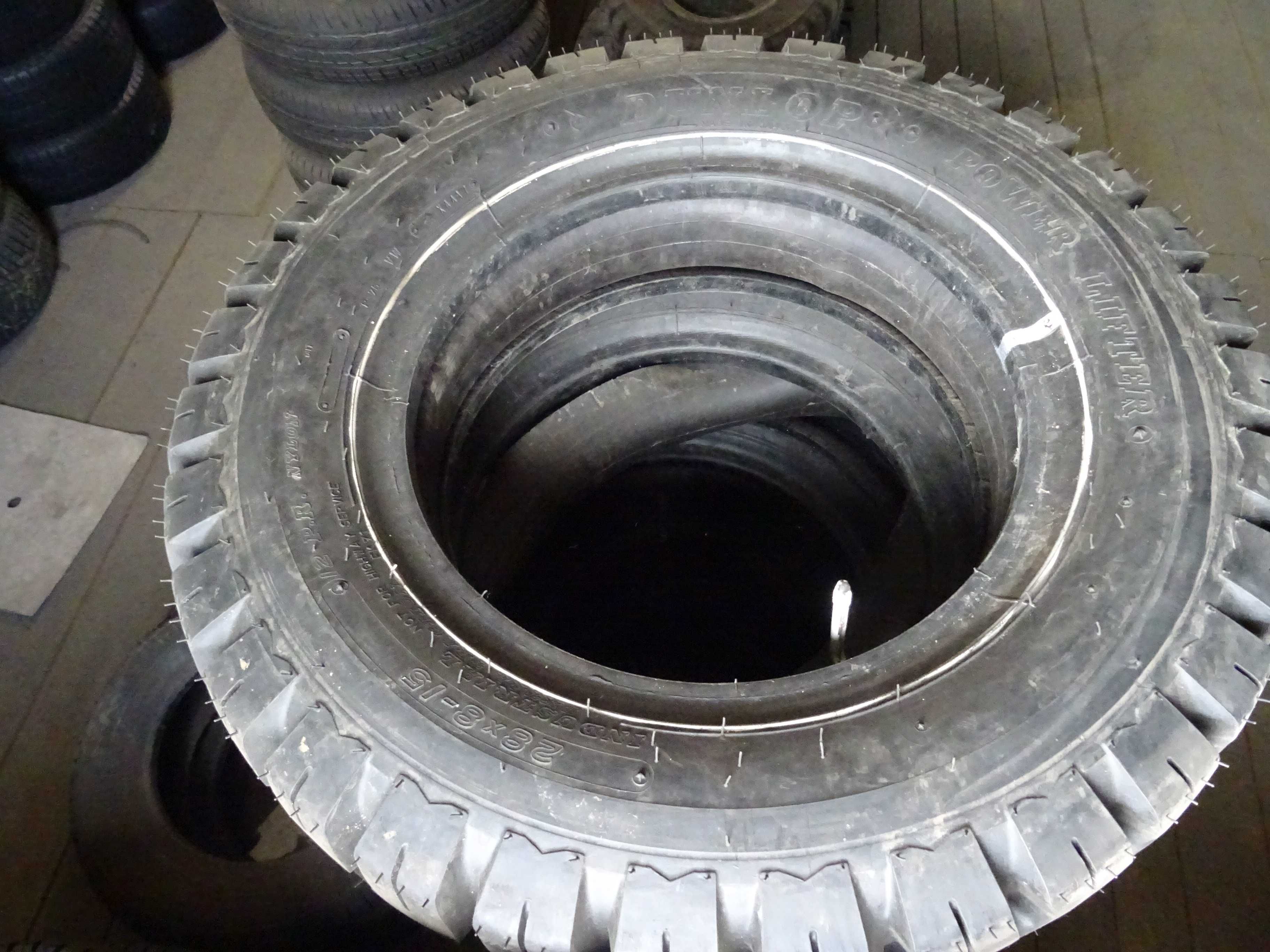 Opona 28x8-15 Dunlop Power Lifter 12 PR ( 300 netto/szt)
