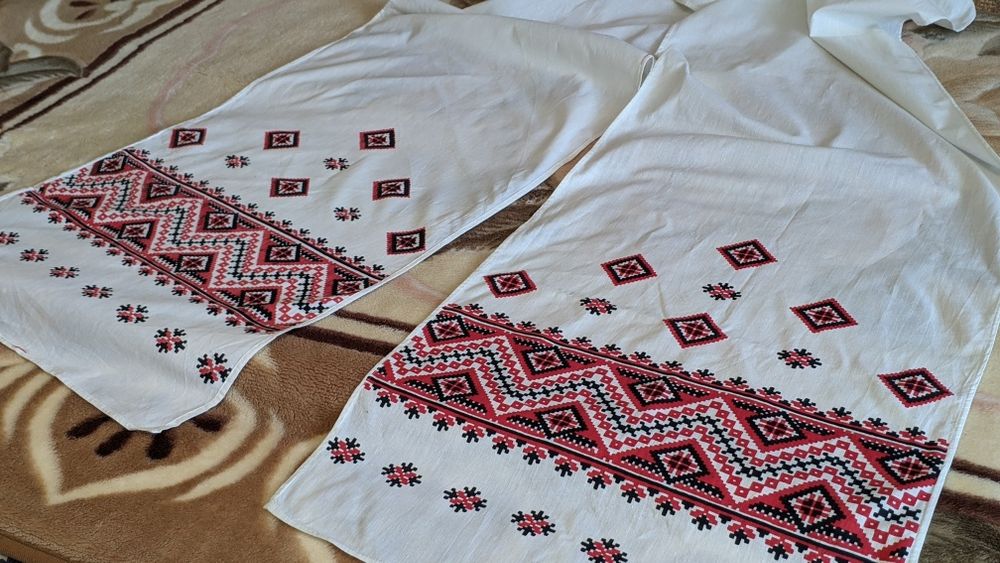 Рушники з українським орнаментом.