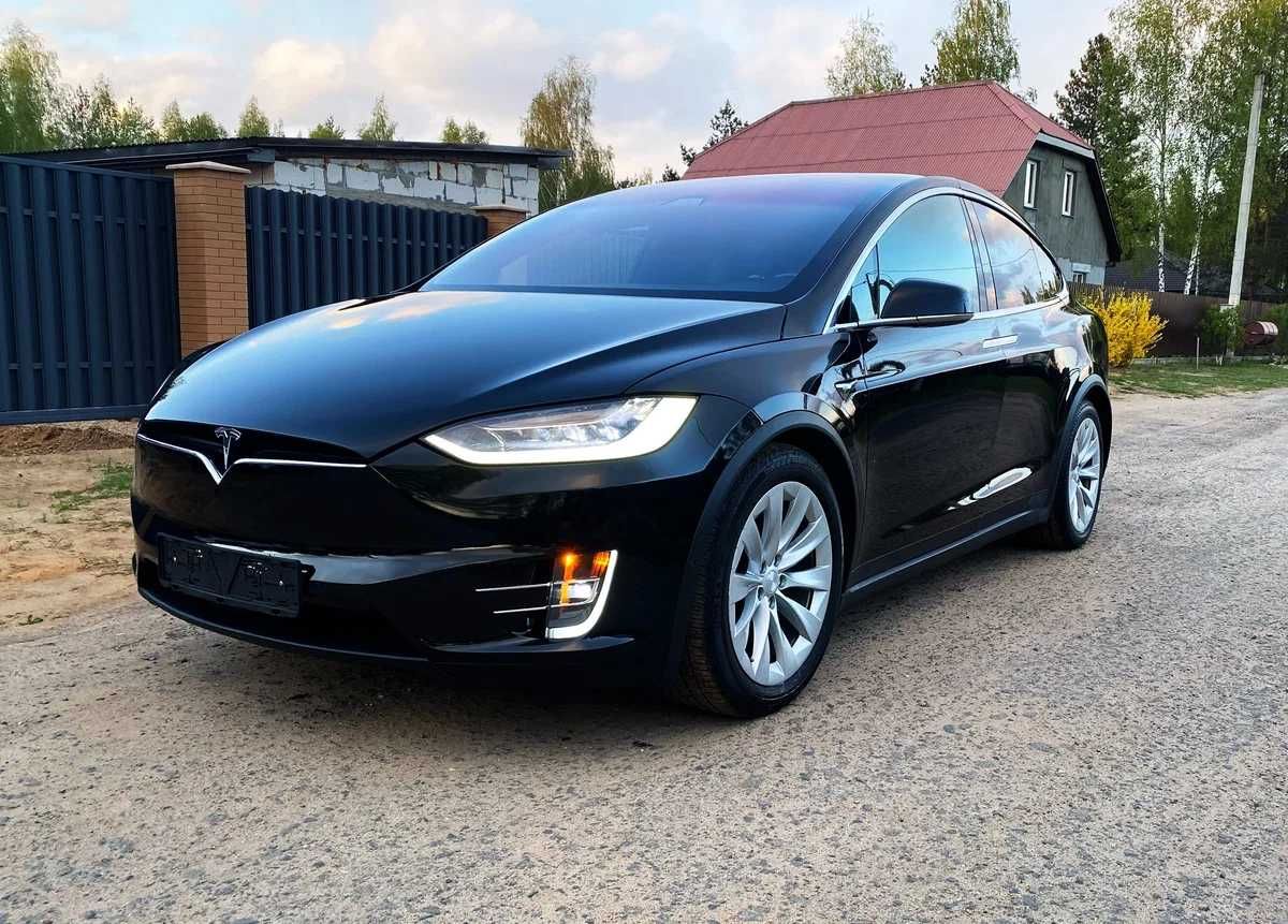 Tesla Model X 2017 року
