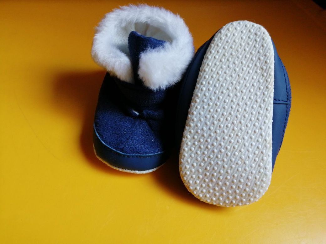 Sapatos/pantufas bebé 9/12 meses. Cada par 2,50€.