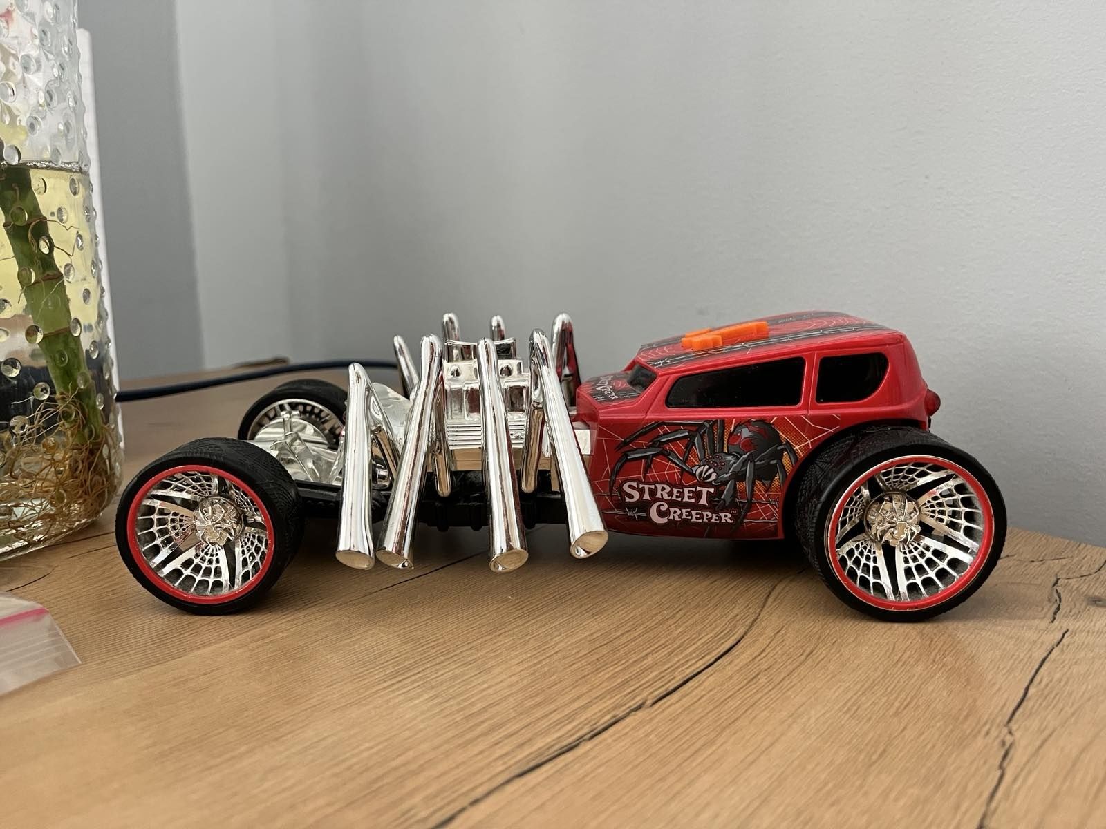 Машинка-ПАВУК Hot Wheels