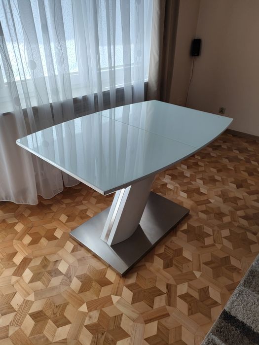 Stół rozkładany ze szklanym blatem