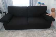 Sofá de 3 lugares preto . confortável