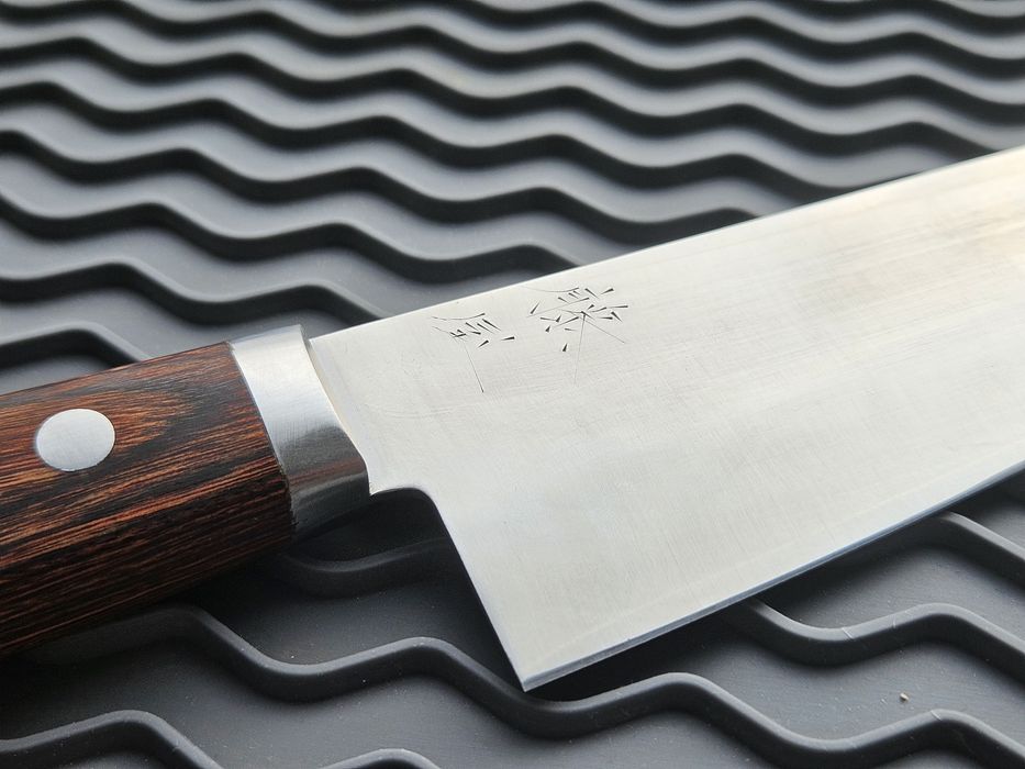 Nóż kuchenny japoński Hitohira Santoku kuty VG-1 ひとひら (一片)