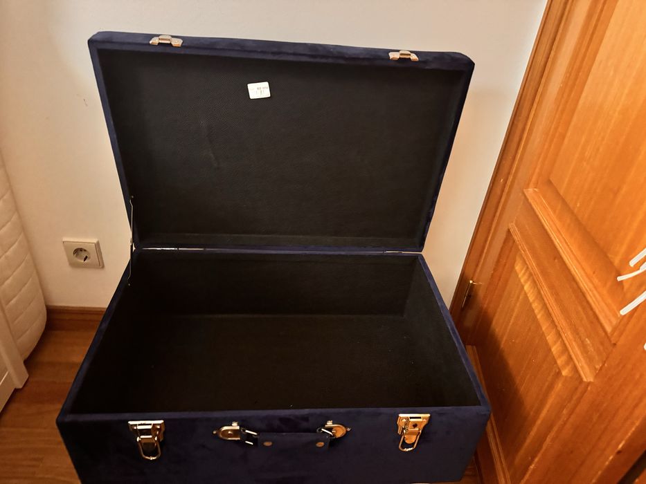 Banco azul em veludo Baú veludo com arrumção