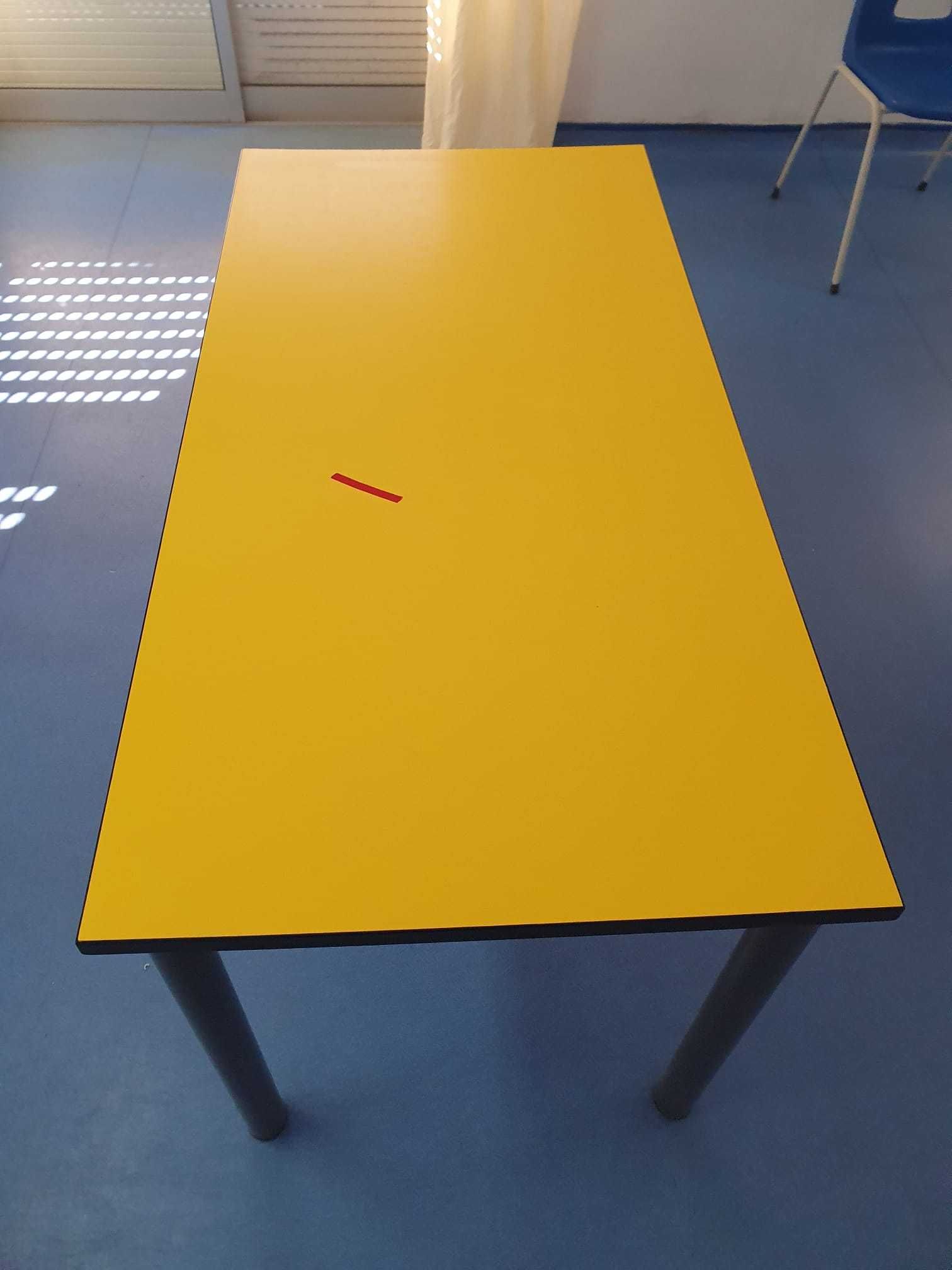 Mesas amarela com pés cinzento escuro 120x60x68
