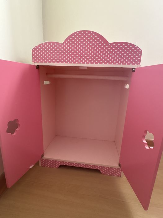 Armário pequeno de madeira