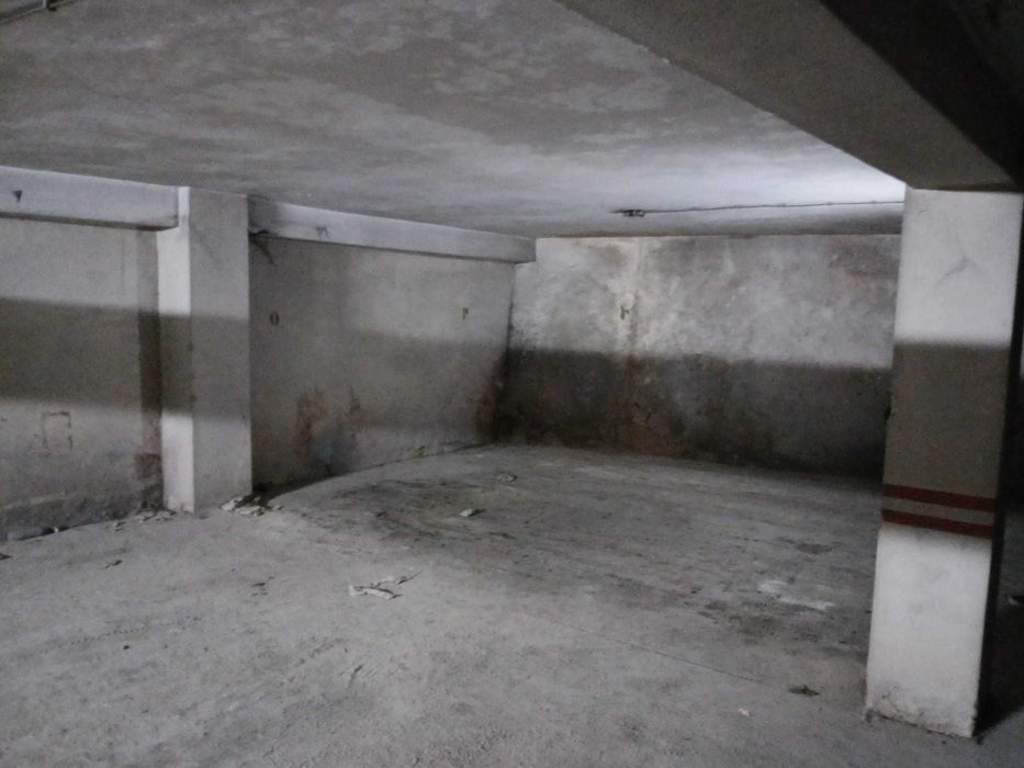Vende-se Lugar de Garagem – 24m² – Largo do Pioledo, Vila Real