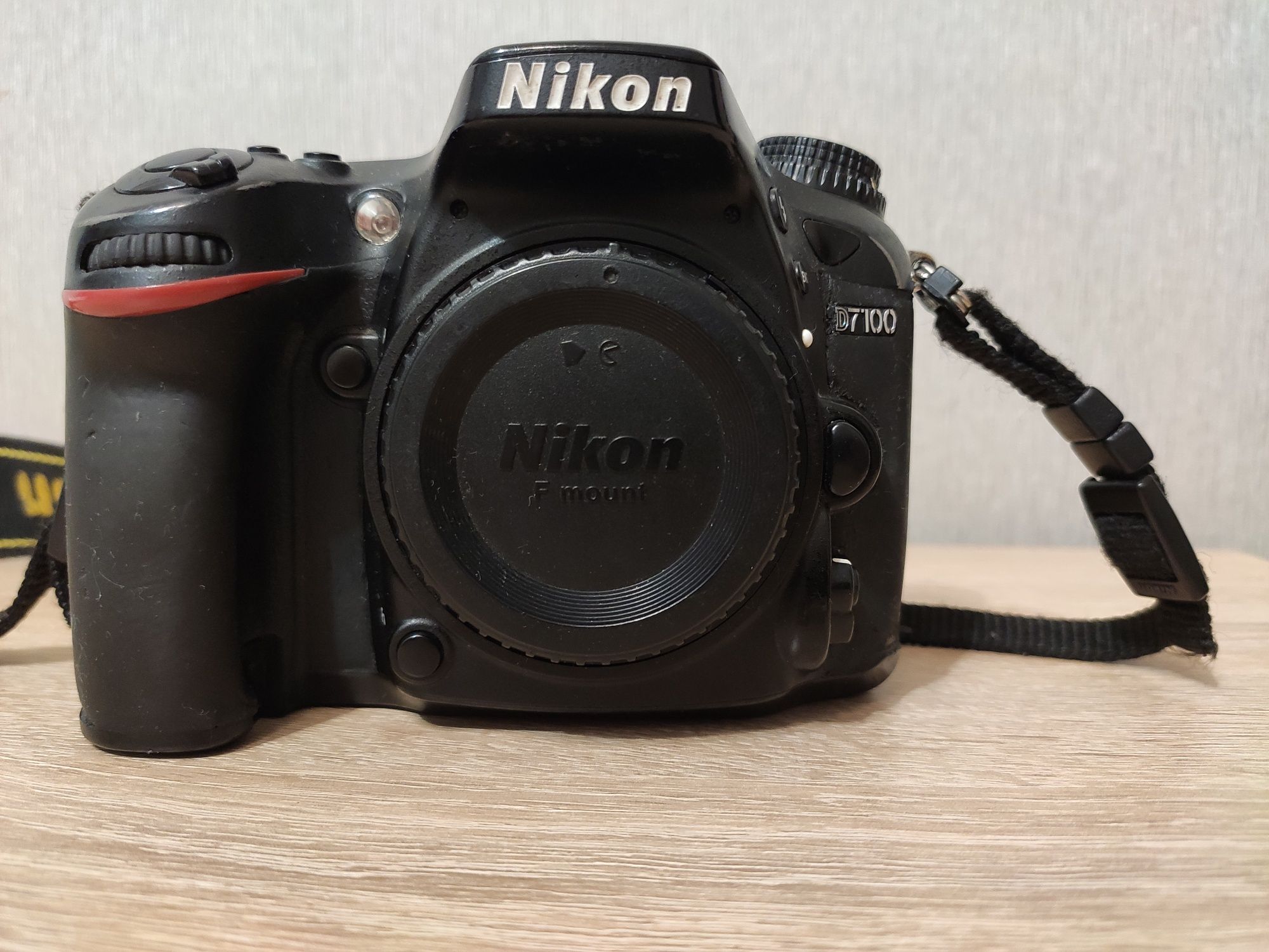 Nikon D7100 + батарейний блок