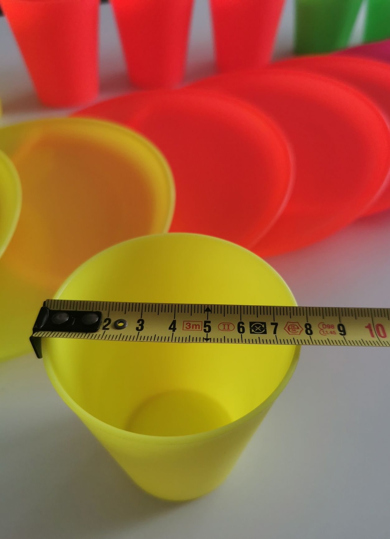 Zestaw 14 talerzyków i 12 kubków plastikowych nietłukące
