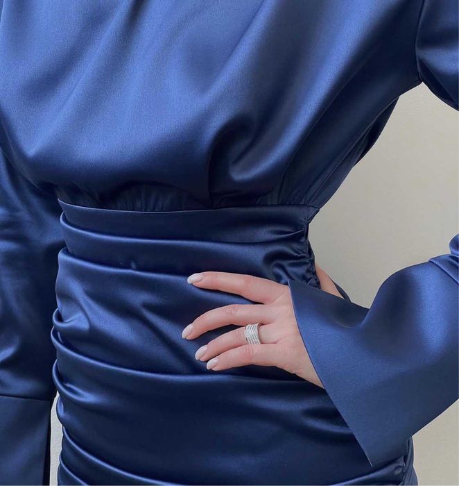 Синє атласне плаття