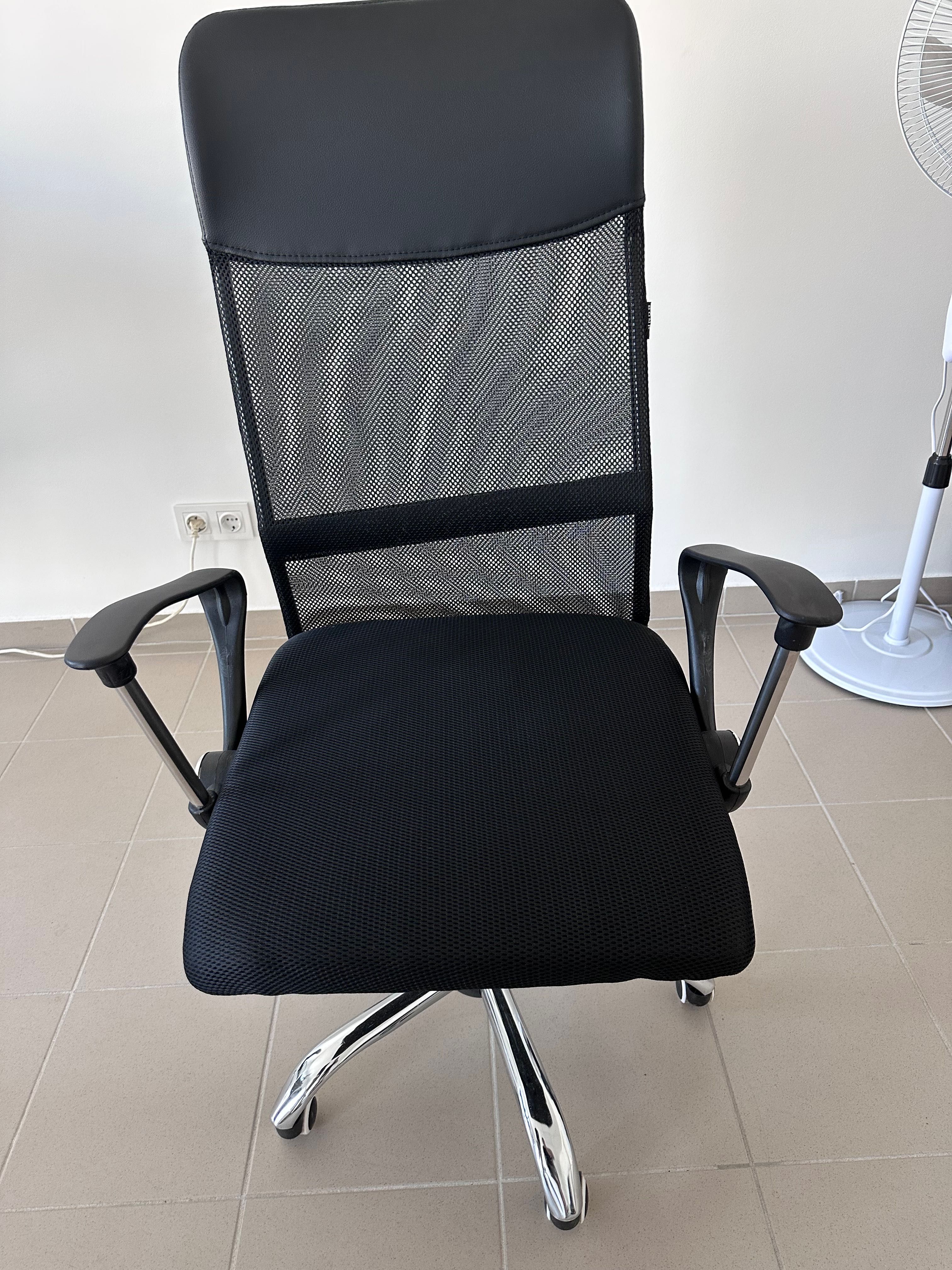 Офісне крісло компʼютерне чорне