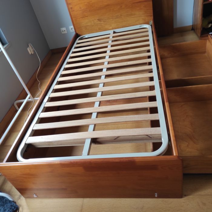 Cama solteiro em pinho mel com colchão