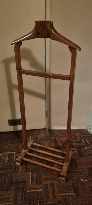 Bengaleiro / cabide de pé antigo fabricado em madeira