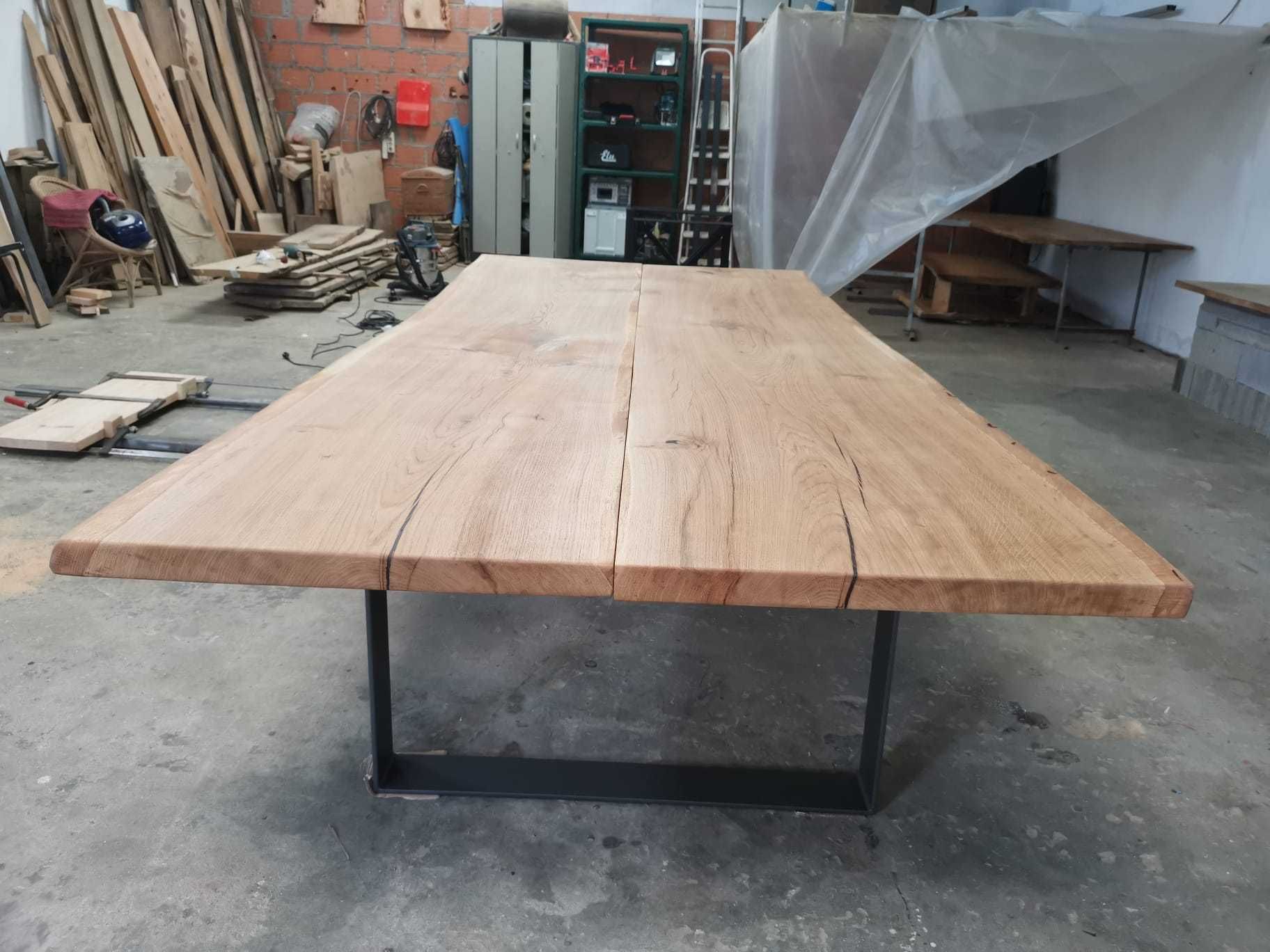 Mesa em madeira maciça rústica,borda o vivo.Rustic solid wood table