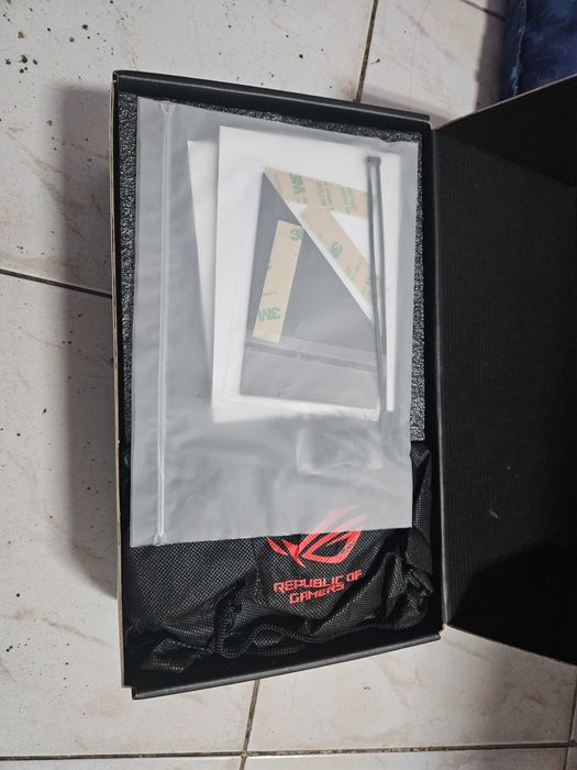 ASUS - Caixa de PC e Fonte de Alimentação