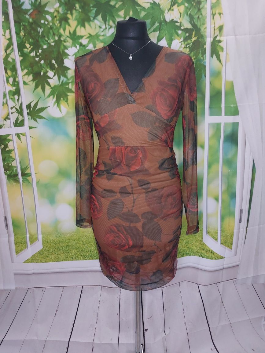 Karmelowa sukienka w kwiaty marszczona rękawy siateczka
