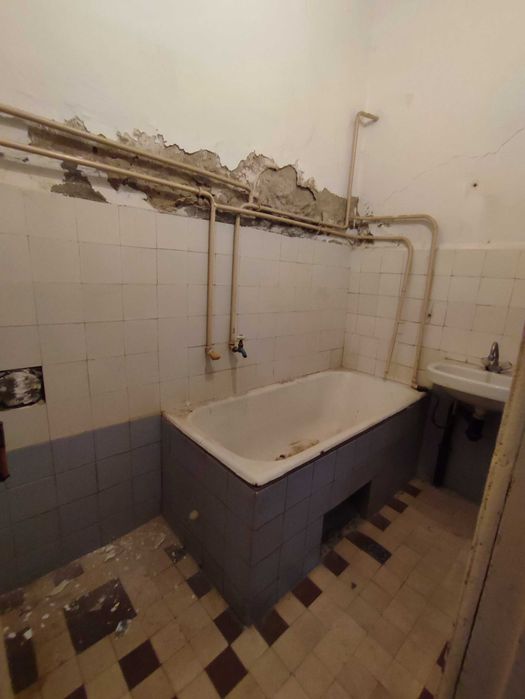 Півбудинка з окремою ділянкою і двором в центрі міста