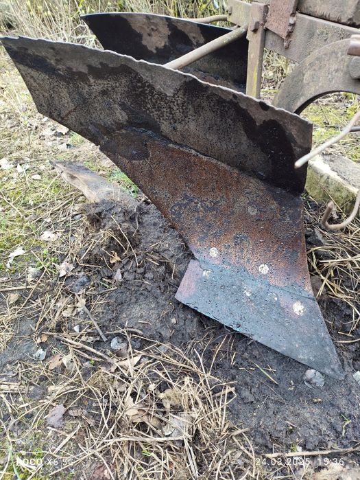 Плуг двокорпусний