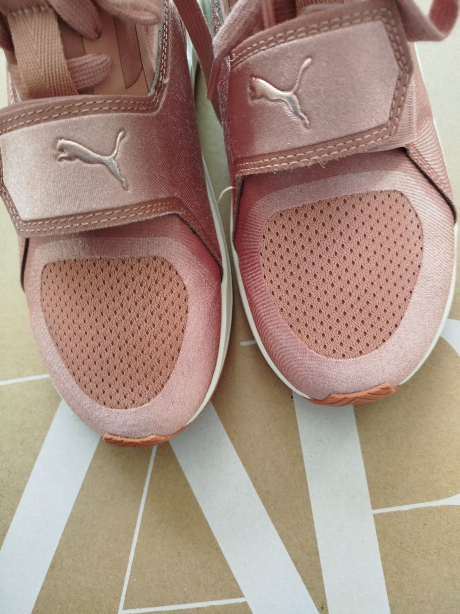 Puma Коричневі жіночі кросівки Phenom Cameo