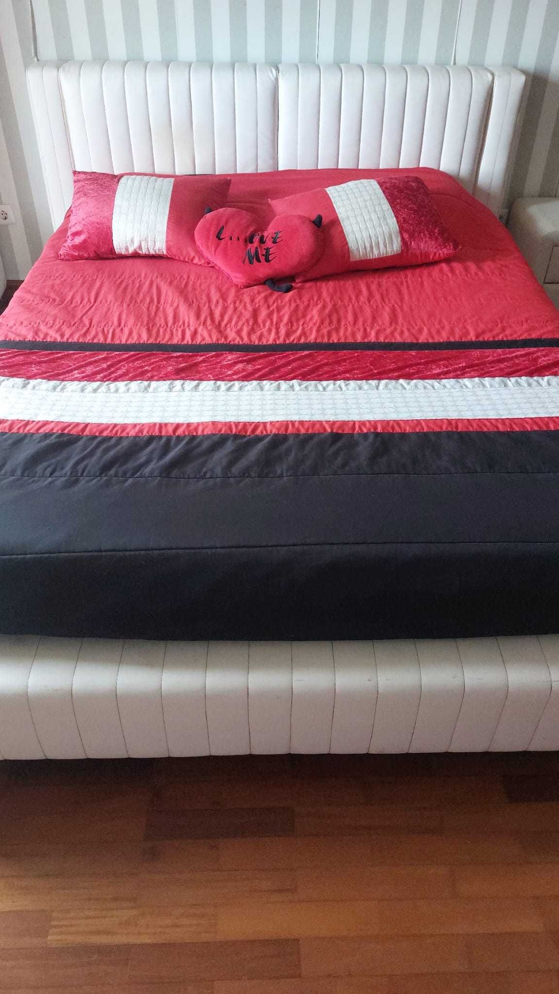 Cama com 2 mesas de cabeceira