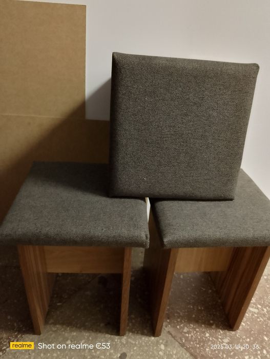 Табуретка з обтягнутим верхом