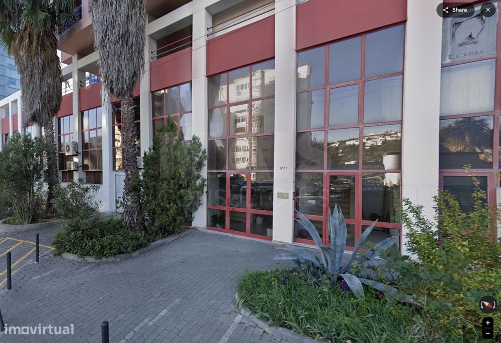 Loja Santo António dos Cavaleiros com 349,90m2 útil e 4 lugares de ...