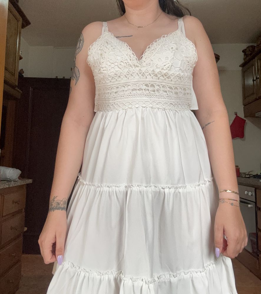 Vestido com renda e laço atras