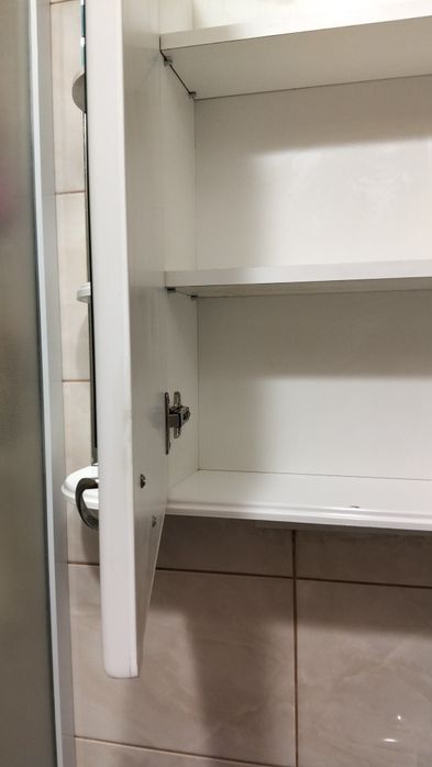 Навісна тумба в ванну.