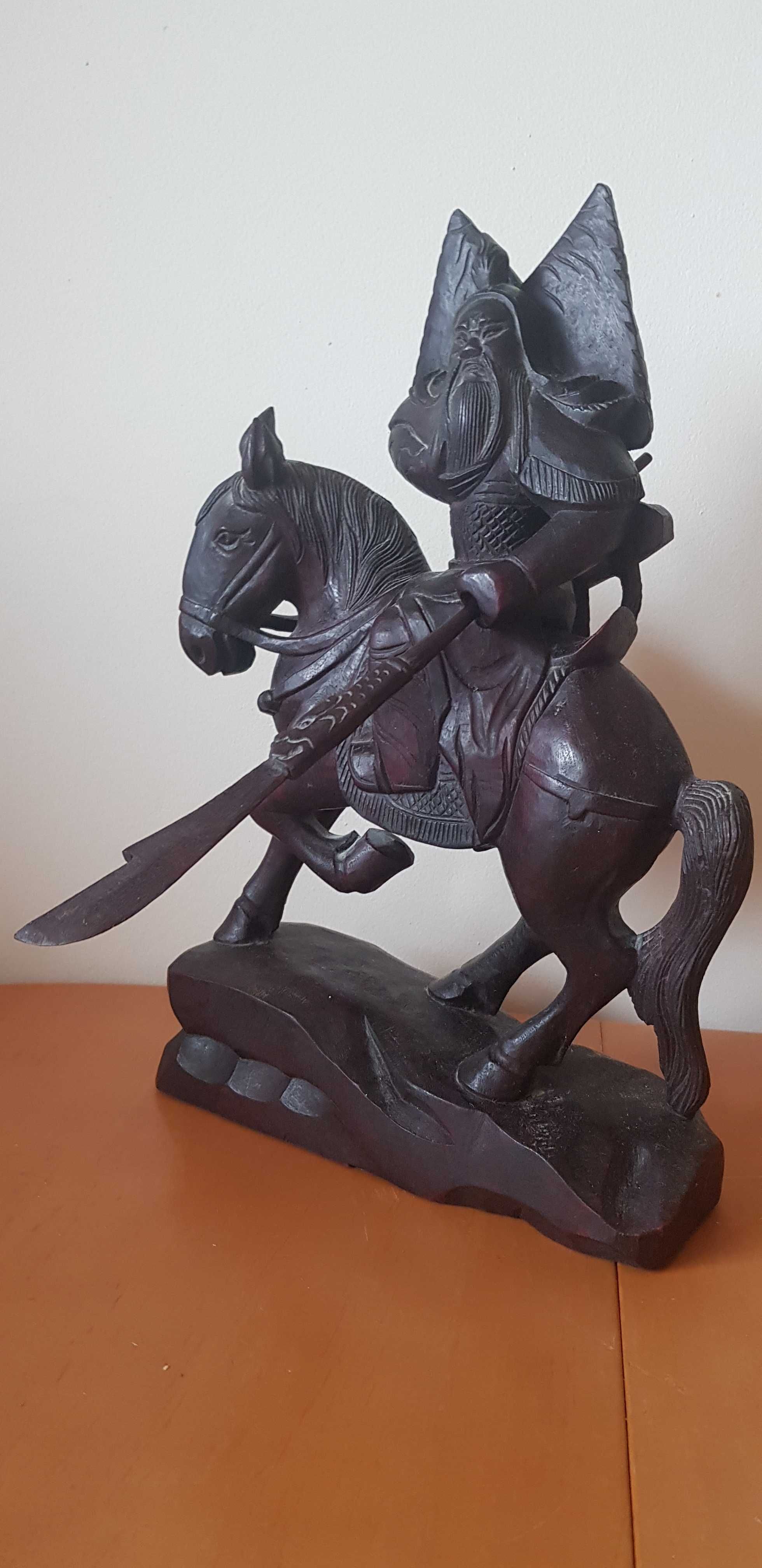 Zabytkowa tybetańska rzeźba wojownika boga wojny Guan Yu na koniu.
