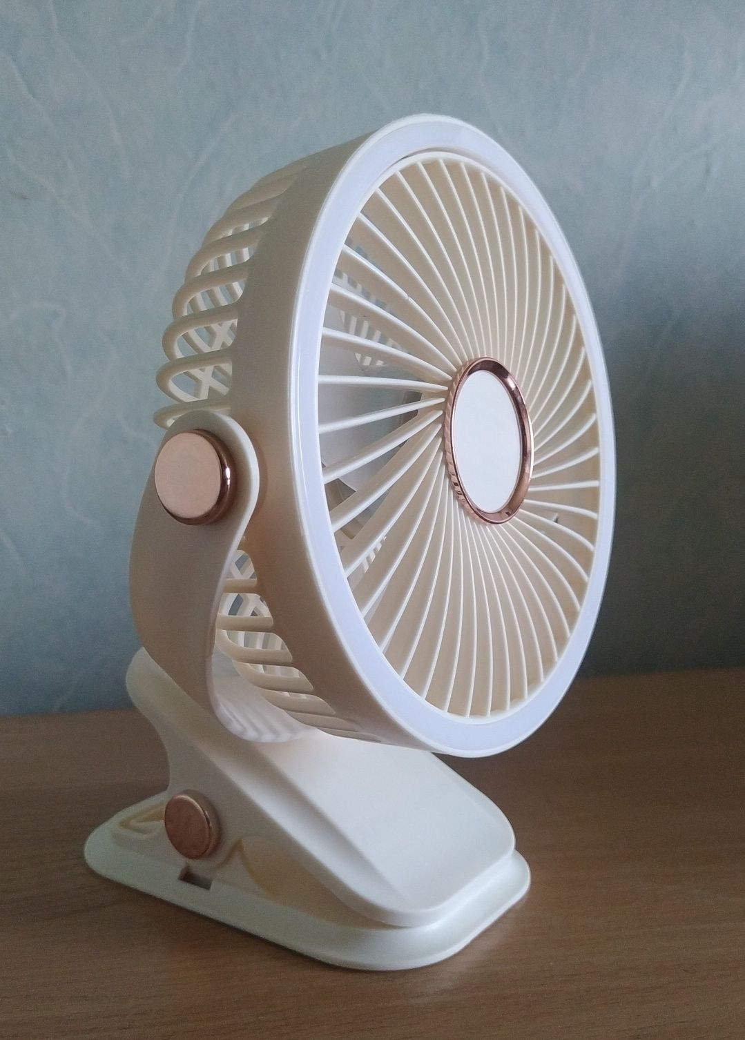Вентилятор на аккумуляторе с LED подсветкой и прищепкой