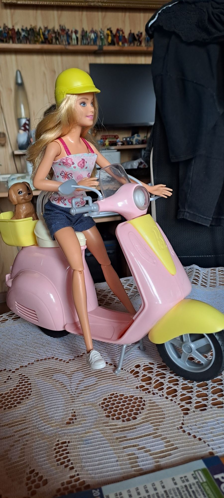 Barbie na skuterze