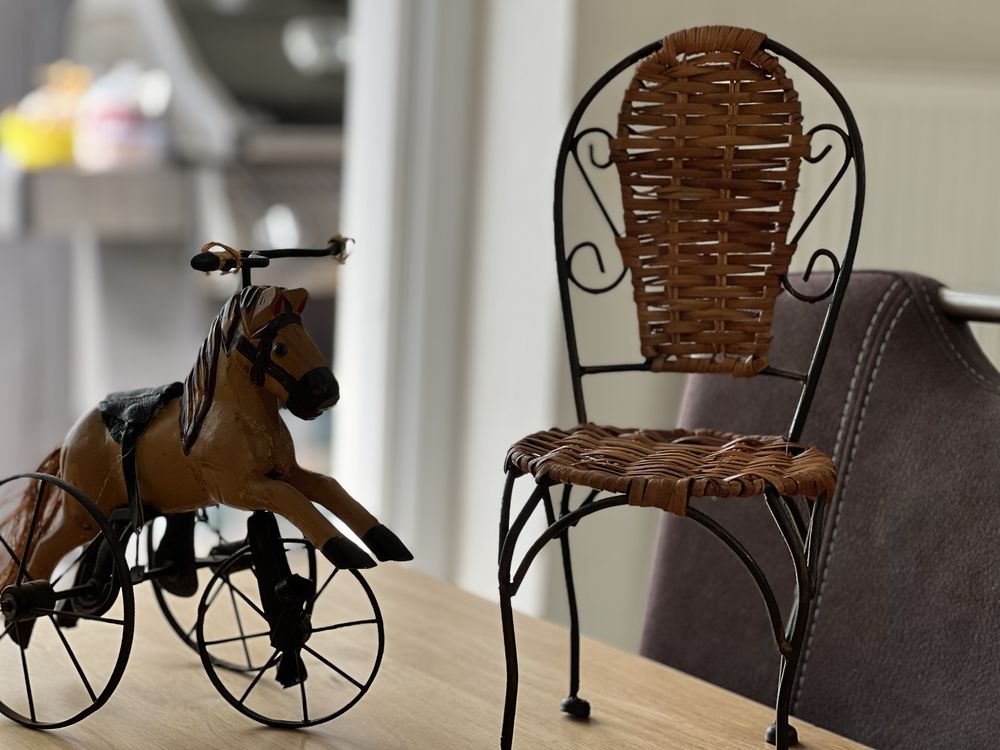 Деревянная лошадка и стул для кукол