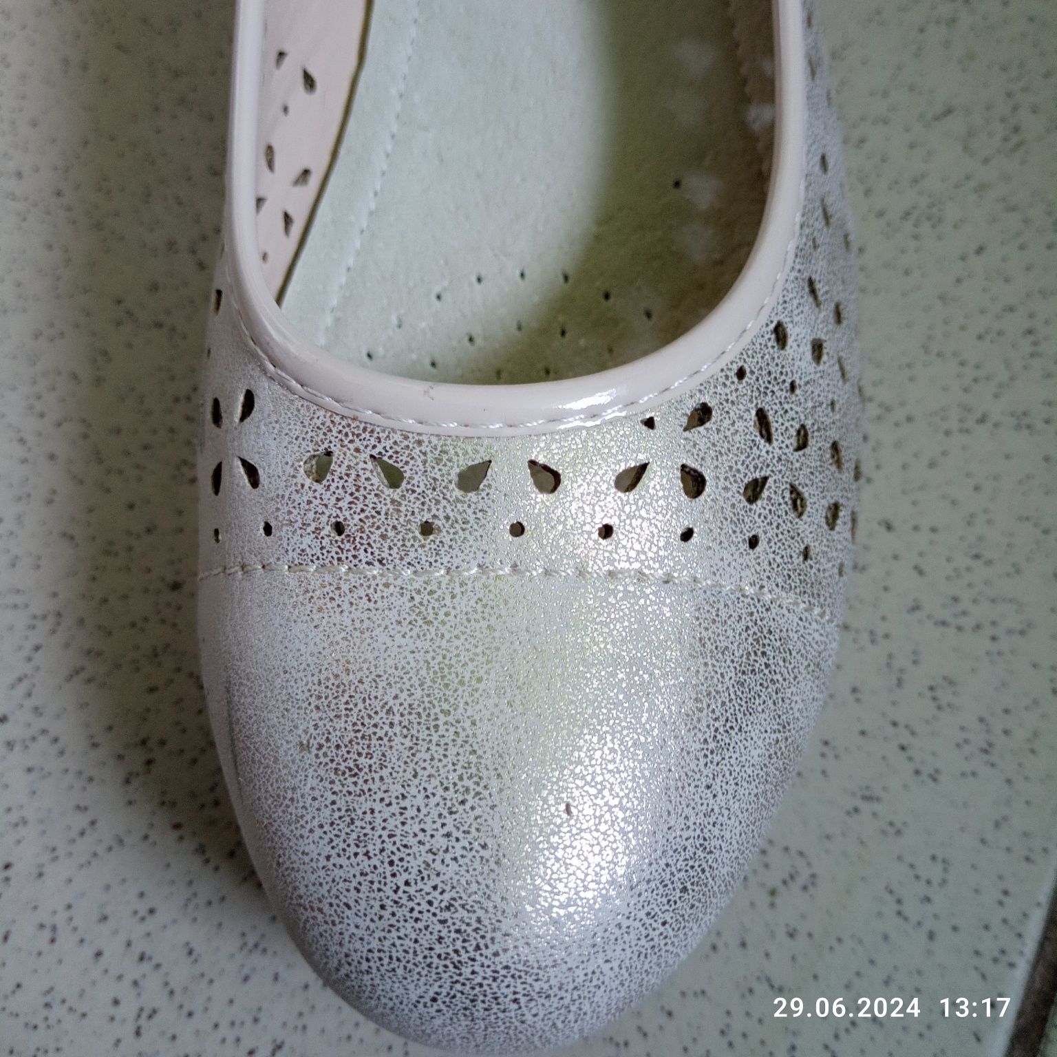Eleganckie, perforowane baletki na koturnie. Rozmiar 38. Goodin.