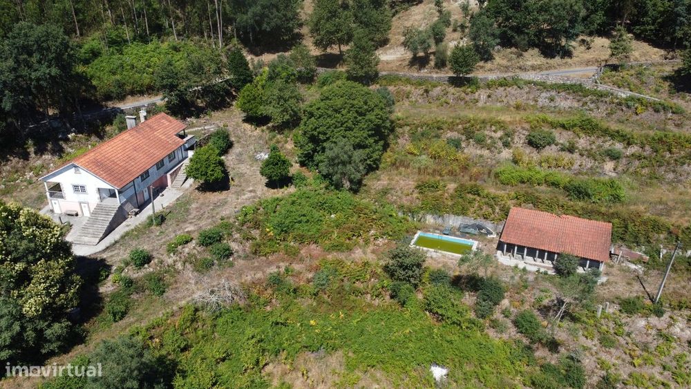 Quinta com cerca de 10.000m2 em Anais