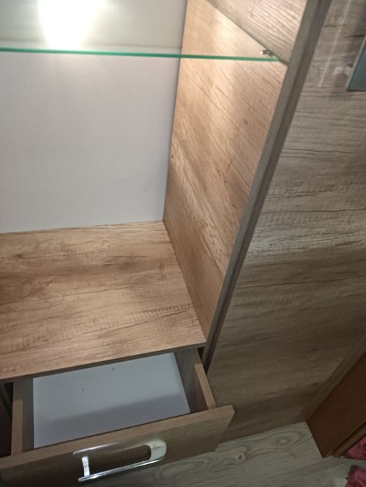 Szafa z szybą podświetlana