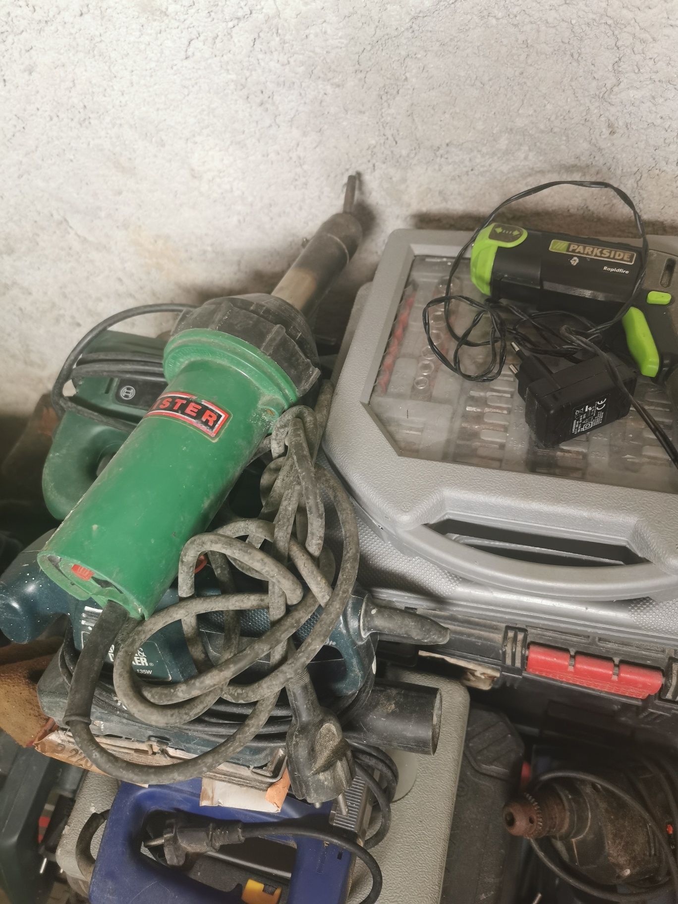 Várias ferramentas de canalização e electricidade