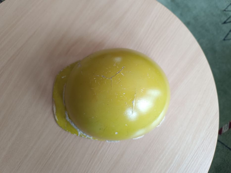 Kask budowlany hełm z epoki PRL Maliniak Czterdziestolatek gadżet PRL
