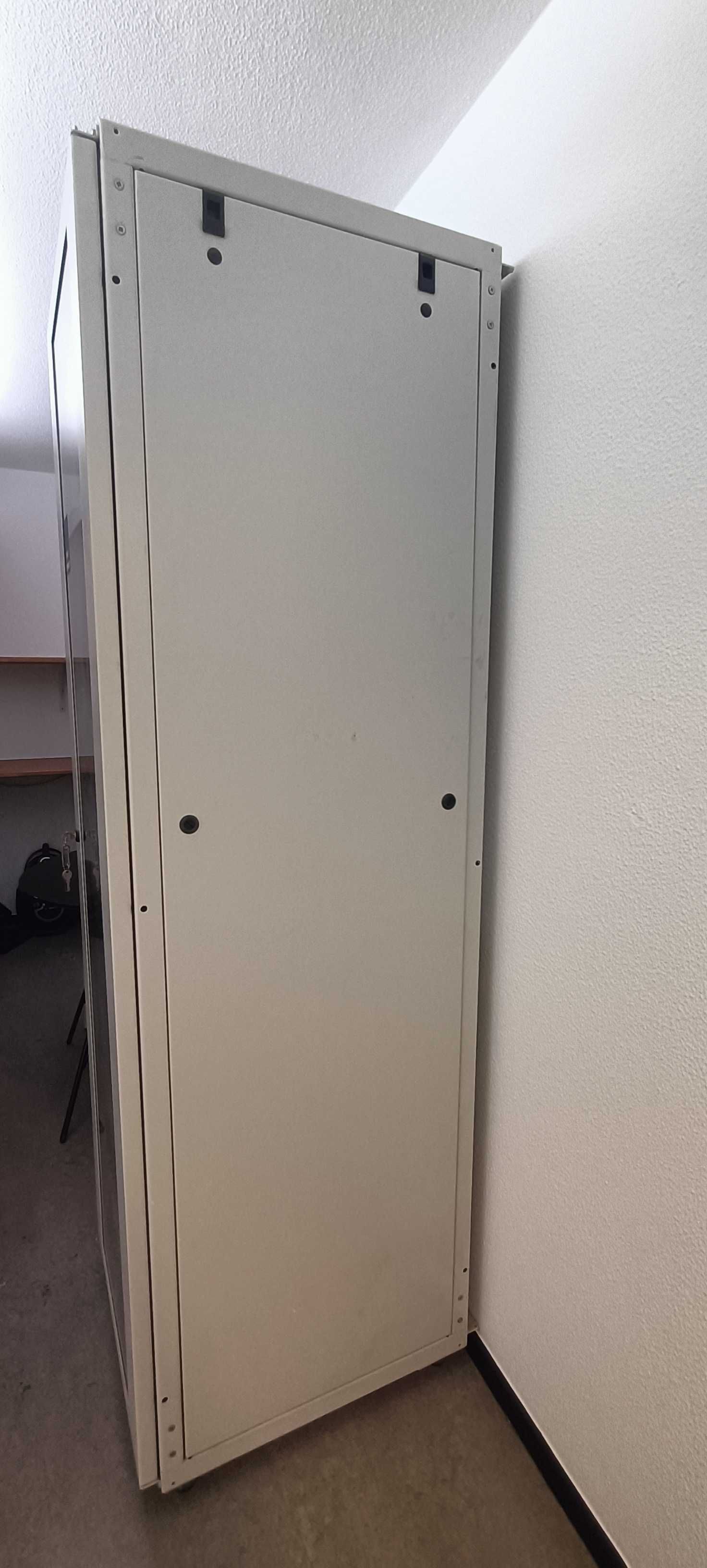 Bastidor informático metálico com portas amovíveis - negociável