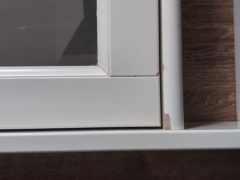 Biała szafka łazienkowa z lustrem Ikea Flaren Flåren z półkami kremowa