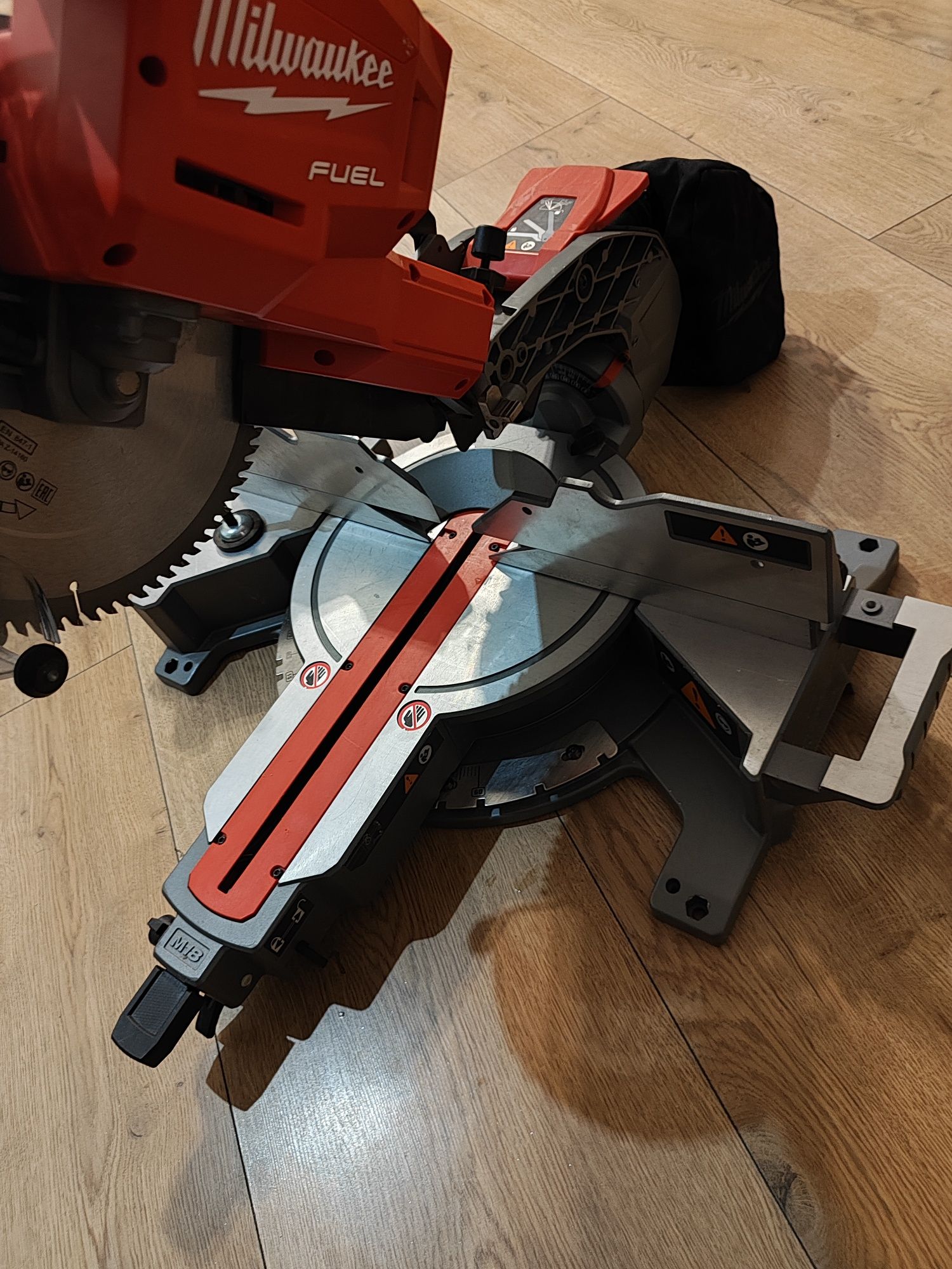 Piła ukosowa z posuwem Milwaukee Fuel M18 FMS254, rok 2023