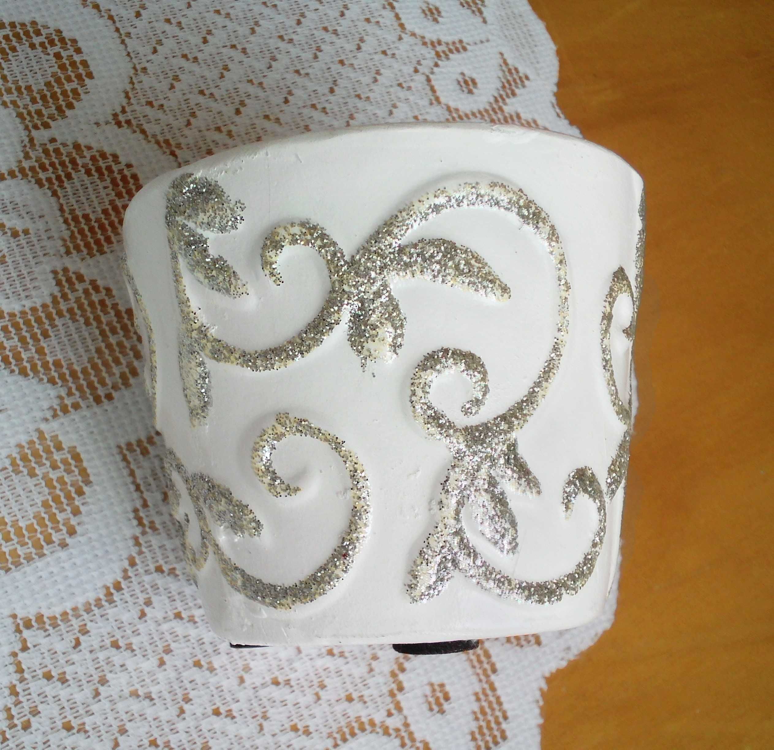 Osłonka / doniczka ceramiczna biała z brokatem, wysokość 6 cm